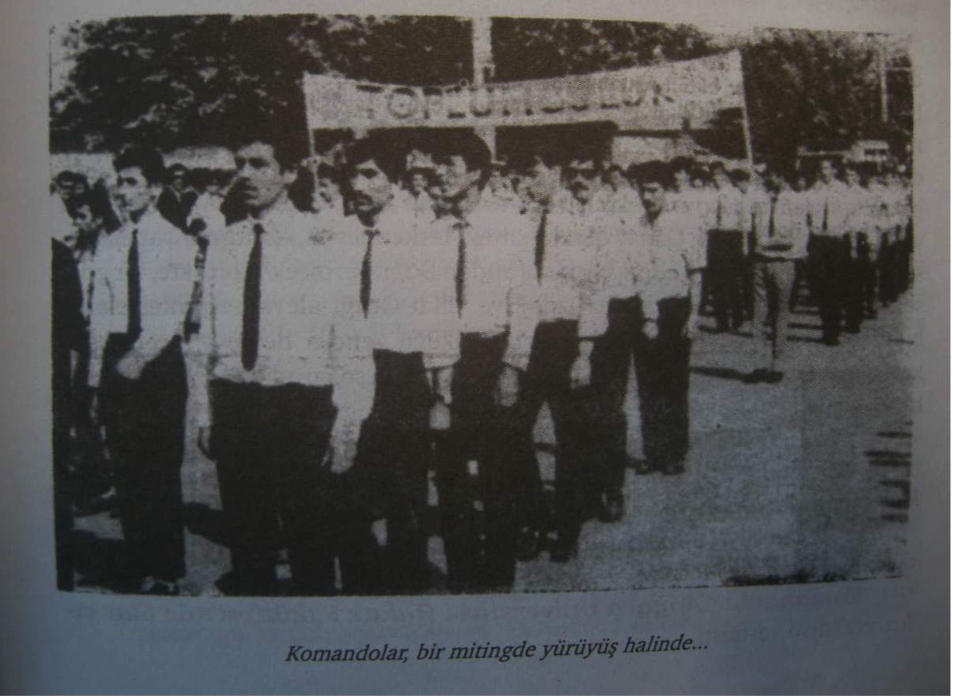 Komandolar, tek tip kıyafetleri ile bir mitingde yürüyüş halinde