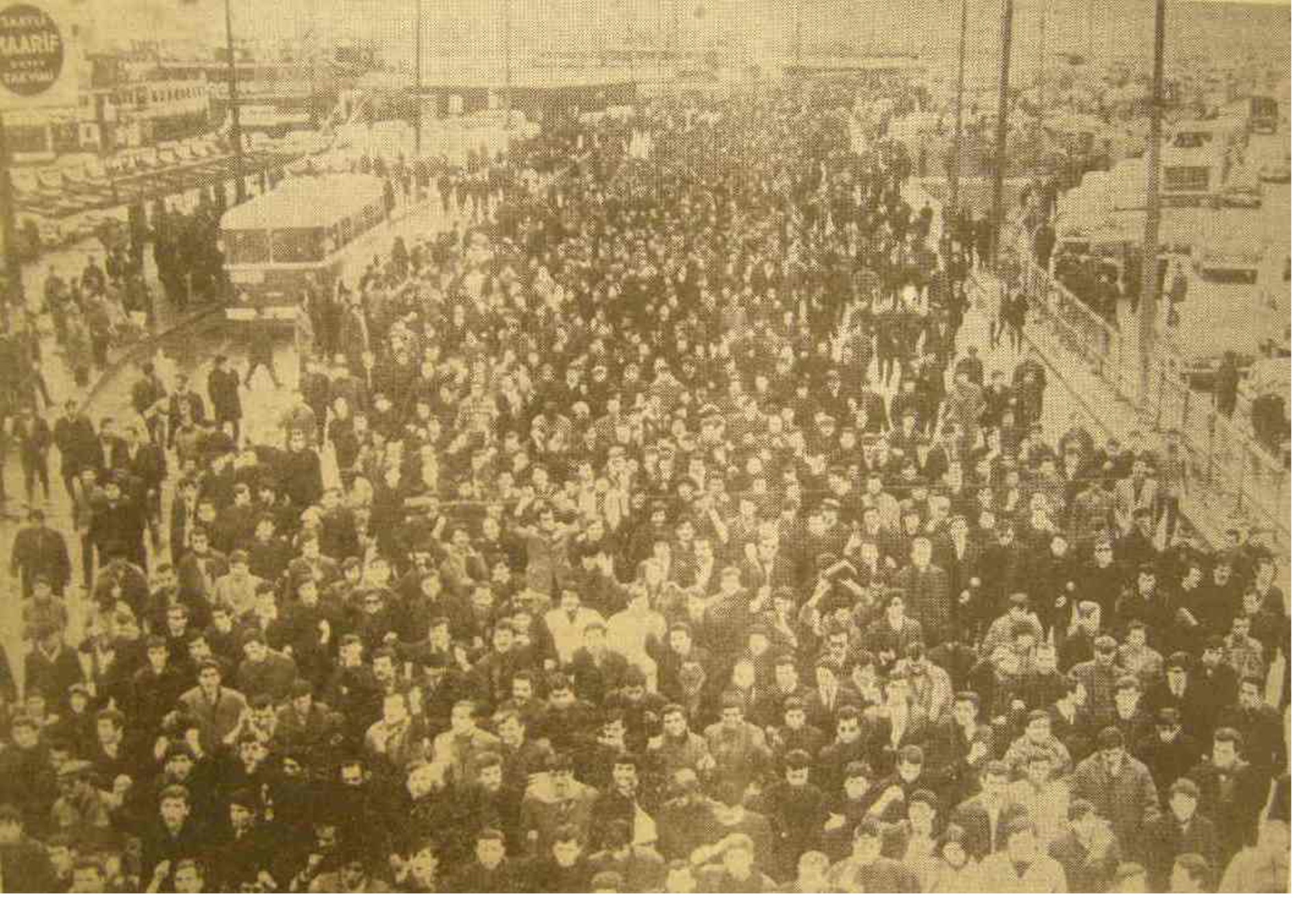 12 Şubat 1969 — Beyazıt'tan Taksim'e yürüyen kitle
