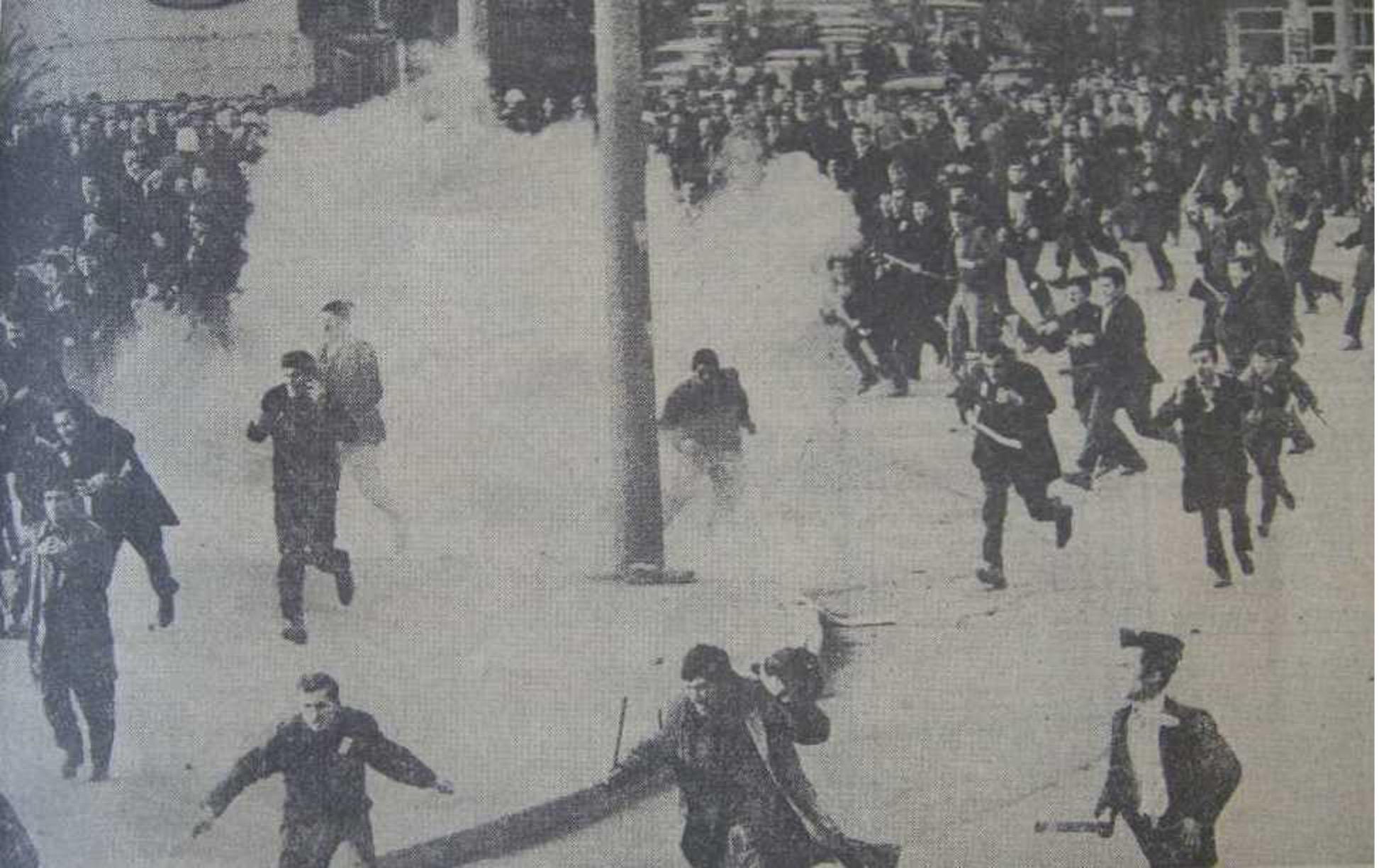 17 Şubat 1969 Hürriyet — Saldırı, polisin attığı gaz bombaları eşliğinde sürüyor