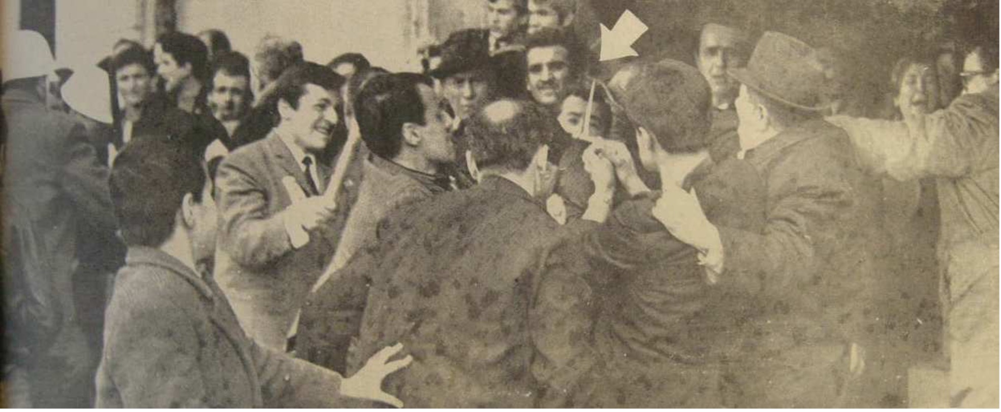17 Şubat 1969 Günaydın — Onlarca sağcı arasına aldığı bir solcuyu linç ediyor